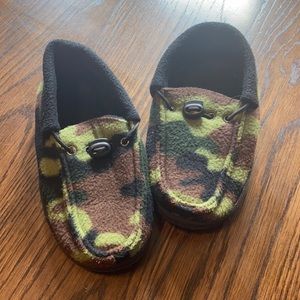 Boys camo slippers size 1/2